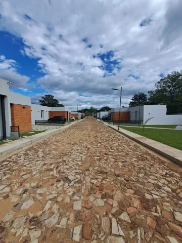 VENDO CASA EN CONDOMINIO EN LUQUE BARRIO MORA CUE COD 6724